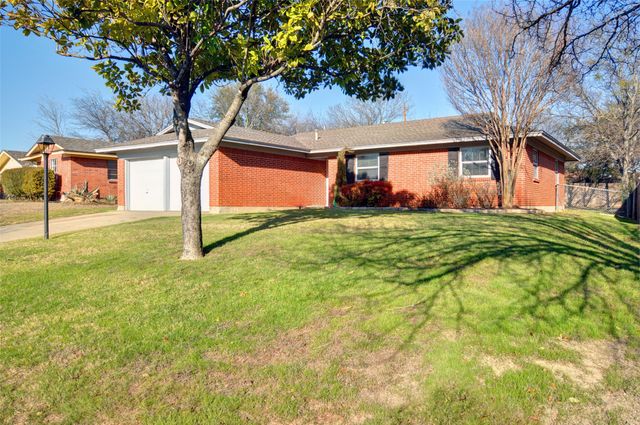 208 Rolling Hills Drive, Aledo, TX 76008