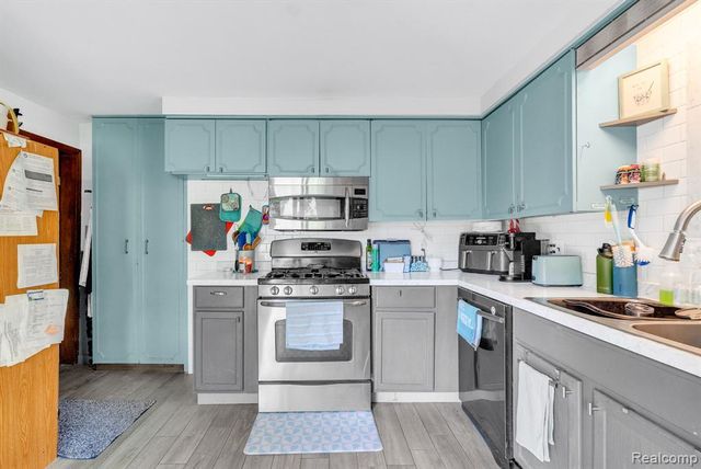 4207 Pine Grove Avenue, Fort Gratiot, MI 48059