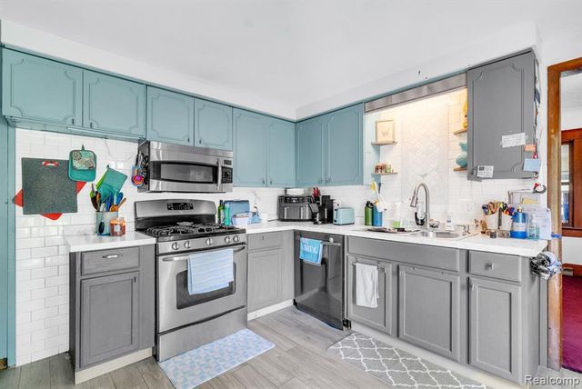 4207 Pine Grove Avenue, Fort Gratiot, MI 48059