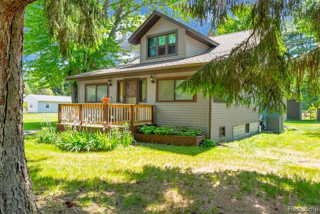 4207 Pine Grove Avenue, Fort Gratiot, MI 48059