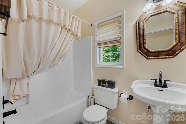 4858 Elmhurst Drive NE, Hickory, NC 28601