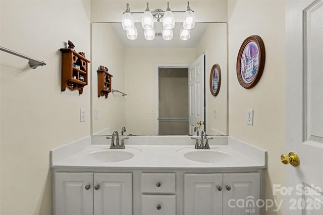 4858 Elmhurst Drive NE, Hickory, NC 28601