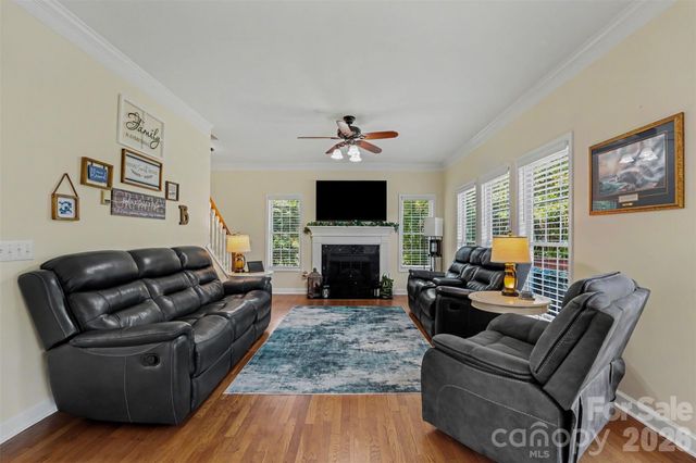 4858 Elmhurst Drive NE, Hickory, NC 28601