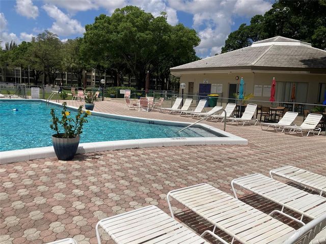2998 NW 48th Terrace 332, Lauderdale Lakes, FL 33313