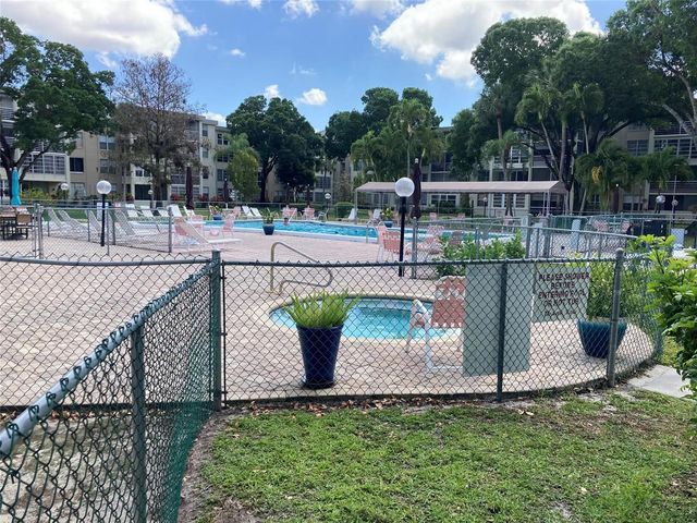 2998 NW 48th Terrace 332, Lauderdale Lakes, FL 33313