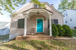 706 S Benton Avenue, St Charles, MO 63301