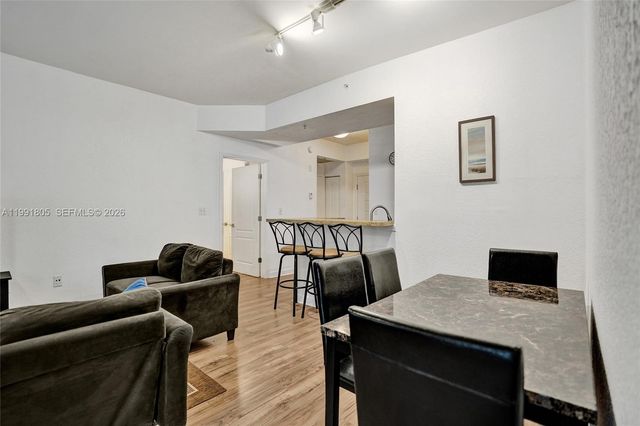 6001 SW 70th St 252, South Miami, FL 33143