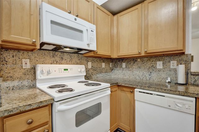 6001 SW 70th St 252, South Miami, FL 33143