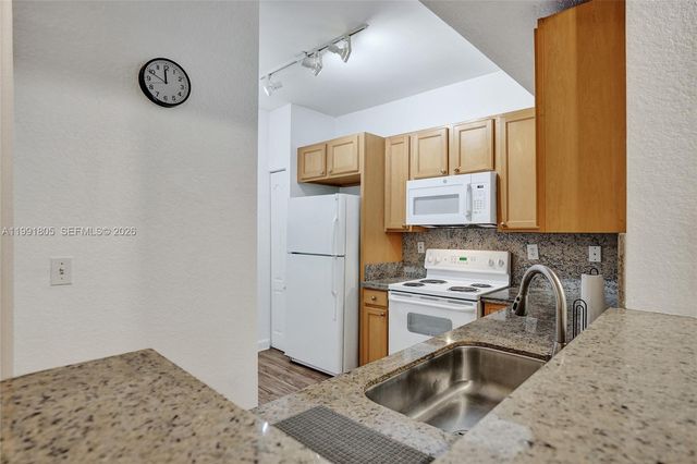 6001 SW 70th St 252, South Miami, FL 33143