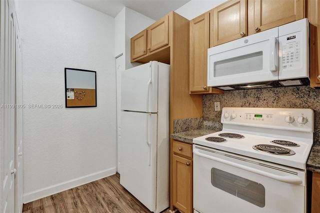 6001 SW 70th St 252, South Miami, FL 33143