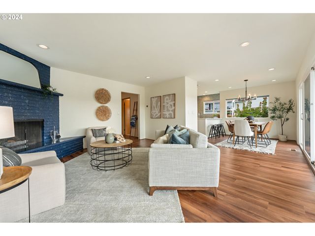 540 N HAYDEN BAY Dr, Portland, OR 97217