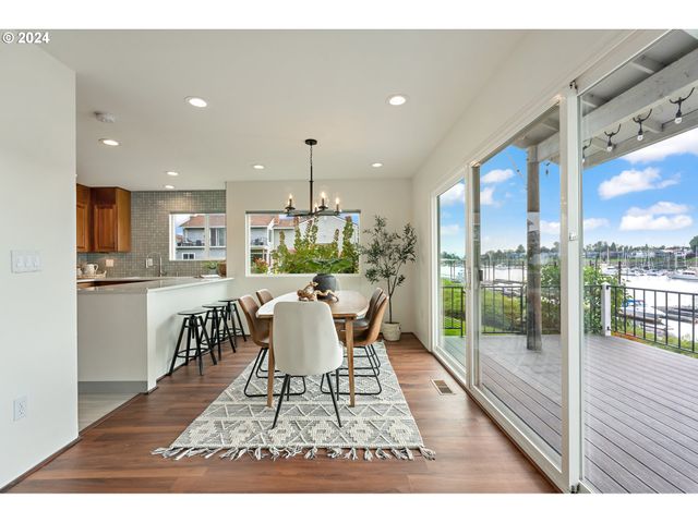 540 N HAYDEN BAY Dr, Portland, OR 97217