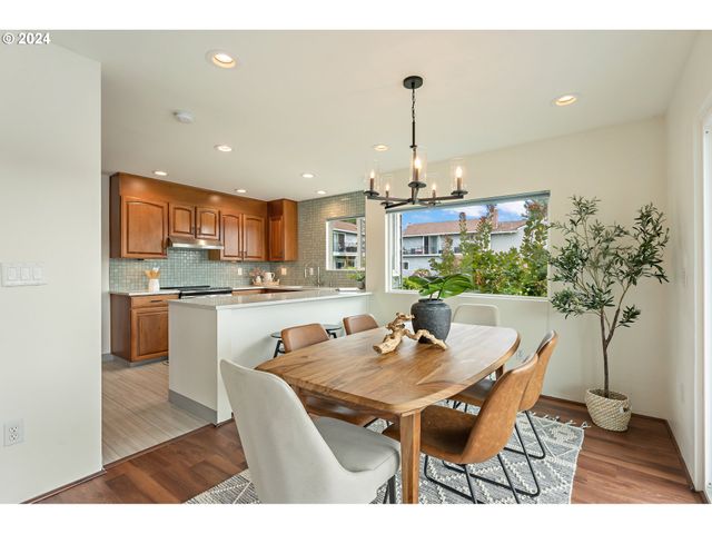 540 N HAYDEN BAY Dr, Portland, OR 97217