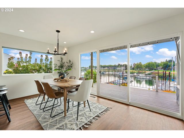 540 N HAYDEN BAY Dr, Portland, OR 97217