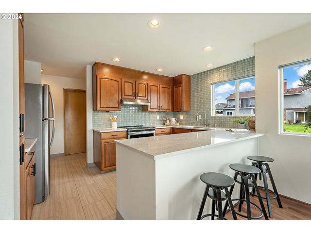 540 N HAYDEN BAY Dr, Portland, OR 97217