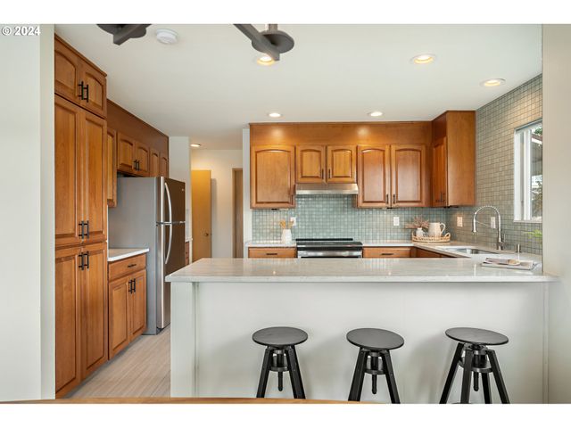 540 N HAYDEN BAY Dr, Portland, OR 97217