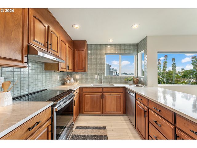 540 N HAYDEN BAY Dr, Portland, OR 97217