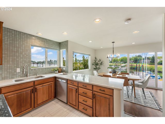 540 N HAYDEN BAY Dr, Portland, OR 97217