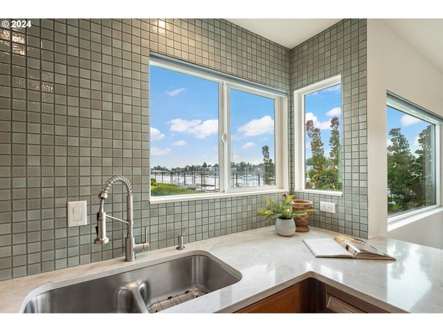 540 N HAYDEN BAY Dr, Portland, OR 97217