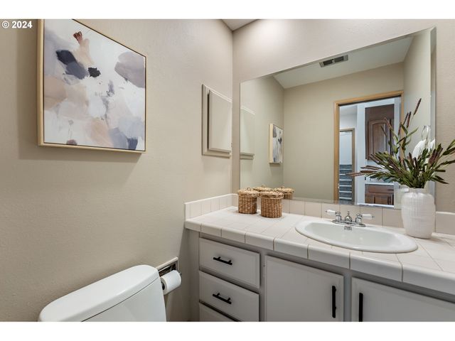 540 N HAYDEN BAY Dr, Portland, OR 97217