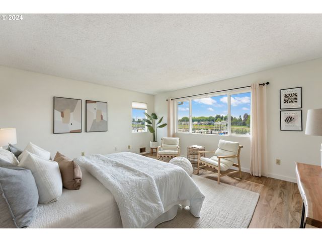 540 N HAYDEN BAY Dr, Portland, OR 97217