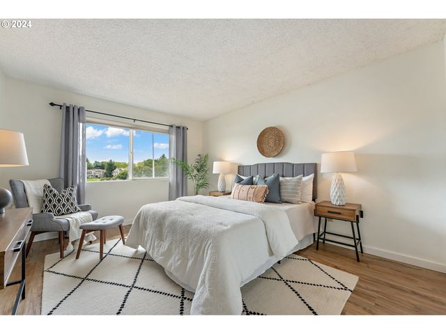 540 N HAYDEN BAY Dr, Portland, OR 97217