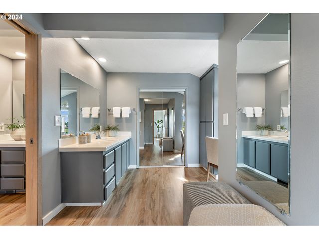 540 N HAYDEN BAY Dr, Portland, OR 97217