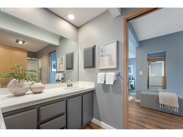 540 N HAYDEN BAY Dr, Portland, OR 97217