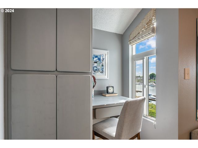 540 N HAYDEN BAY Dr, Portland, OR 97217