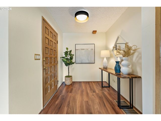 540 N HAYDEN BAY Dr, Portland, OR 97217