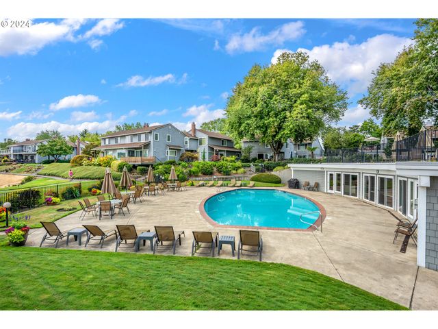 540 N HAYDEN BAY Dr, Portland, OR 97217