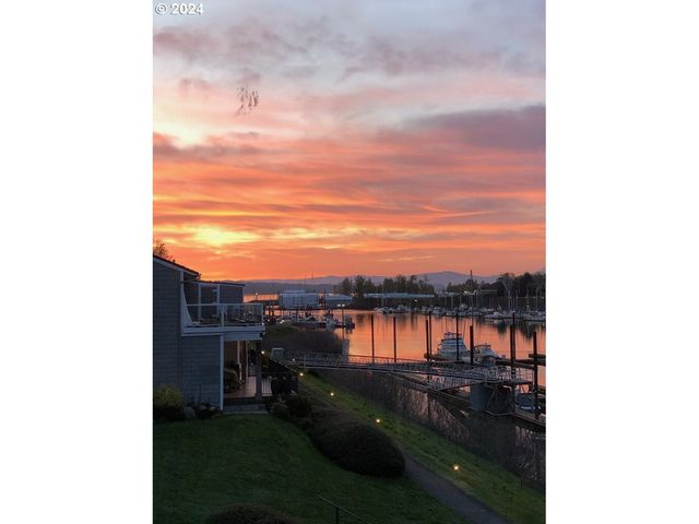 540 N HAYDEN BAY Dr, Portland, OR 97217