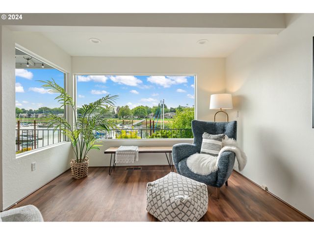 540 N HAYDEN BAY Dr, Portland, OR 97217