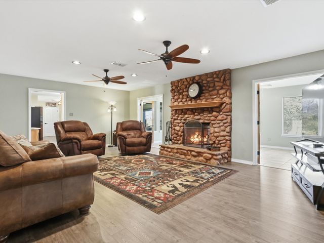 104 Fossil Court, Springtown, TX 76082