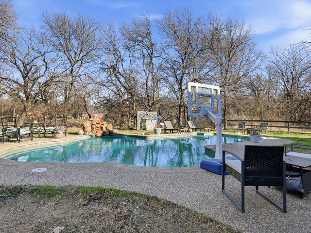 104 Fossil Court, Springtown, TX 76082