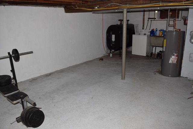 43 Barton St, Springfield, MA 01104