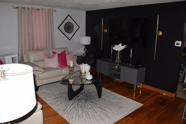 43 Barton St, Springfield, MA 01104