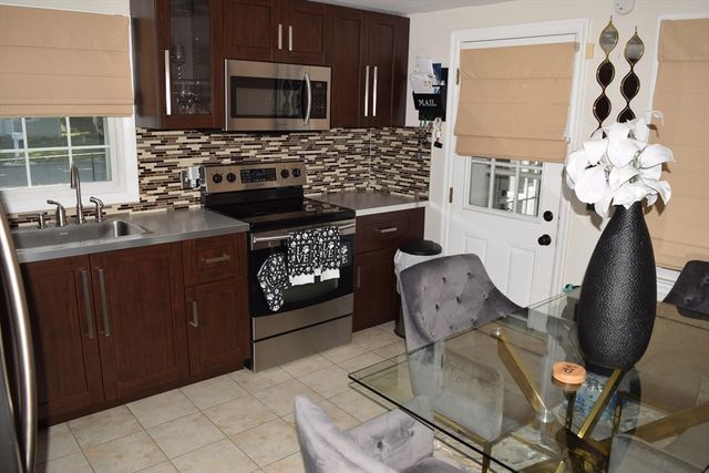 43 Barton St, Springfield, MA 01104