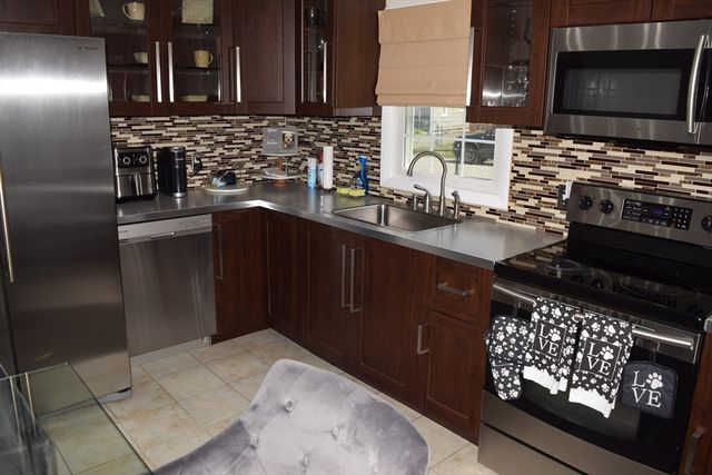 43 Barton St, Springfield, MA 01104