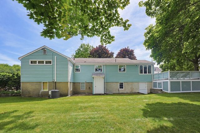 11 Preston St, Wakefield, MA 01880