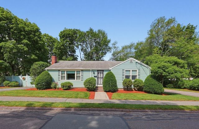11 Preston St, Wakefield, MA 01880