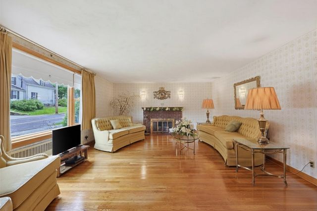 11 Preston St, Wakefield, MA 01880