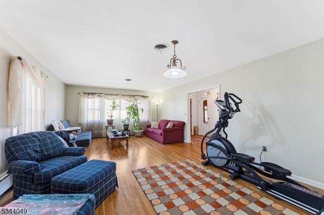 10 Pleasant Pl, Kearny Town, NJ 07032