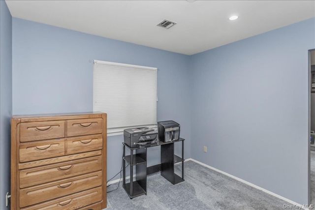 62 Cambridge Drive W, Copiague, NY 11726