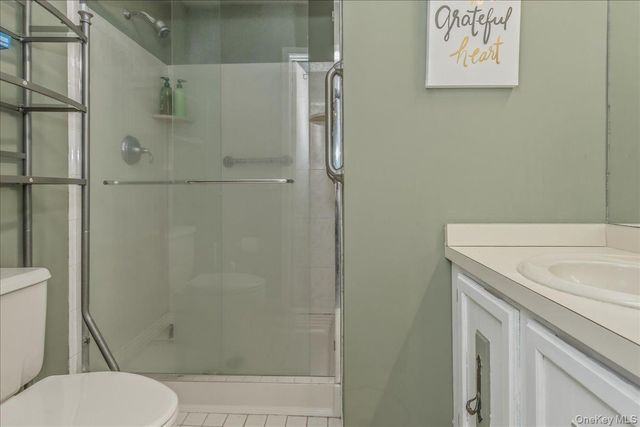 62 Cambridge Drive W, Copiague, NY 11726