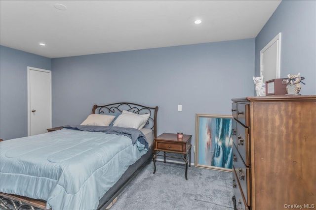 62 Cambridge Drive W, Copiague, NY 11726