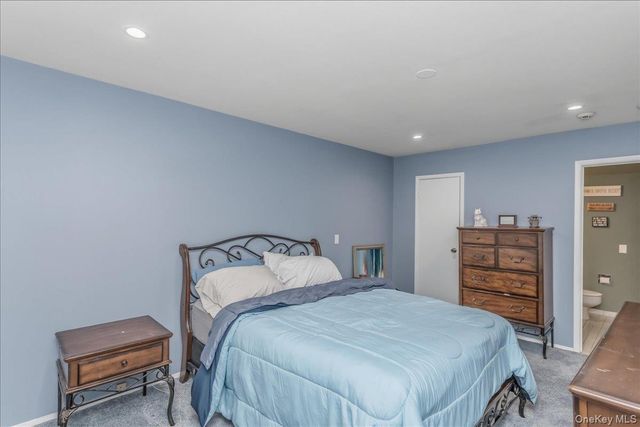 62 Cambridge Drive W, Copiague, NY 11726