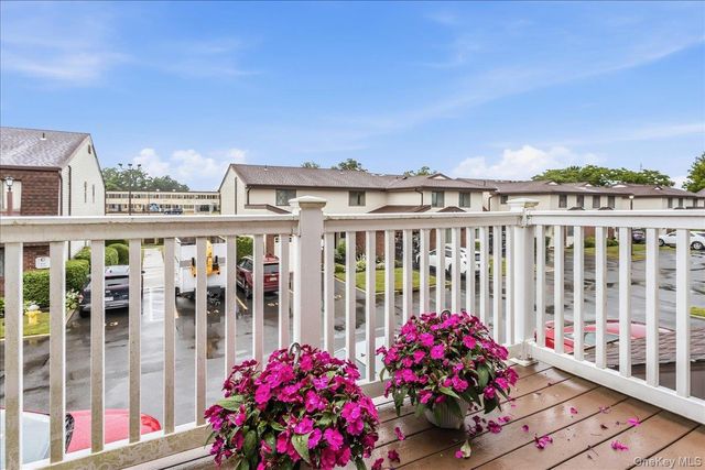 62 Cambridge Drive W, Copiague, NY 11726