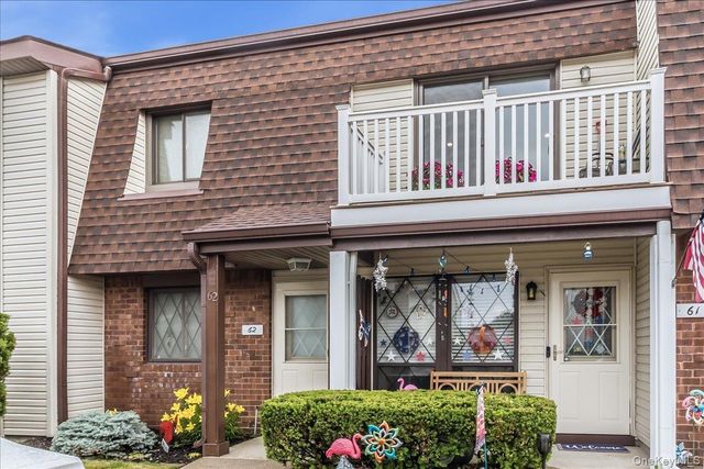 62 Cambridge Drive W, Copiague, NY 11726