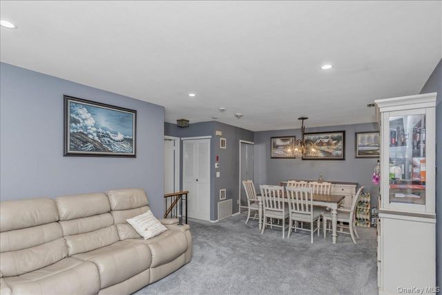 62 Cambridge Drive W, Copiague, NY 11726